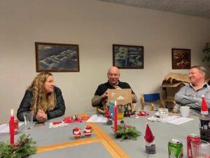 Nikolaj pakker også op